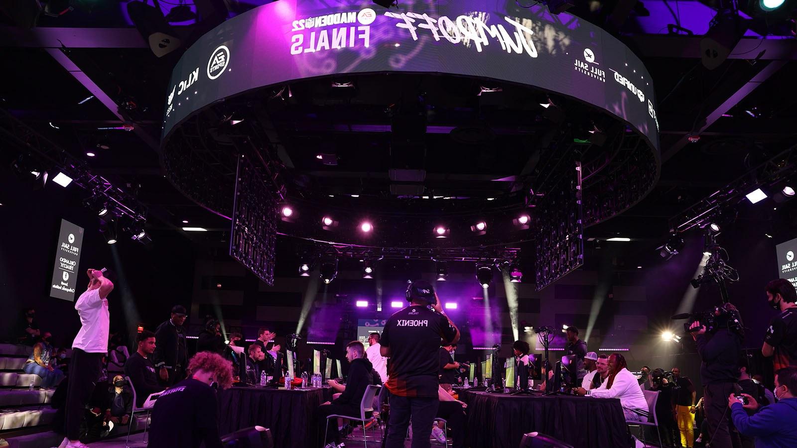 十大菠菜台子奥兰多健康堡垒电子竞技场馆的主舞台和大屏幕上显示着Jump Off的紫色和白色品牌，而竞争对手则在游戏站对峙.